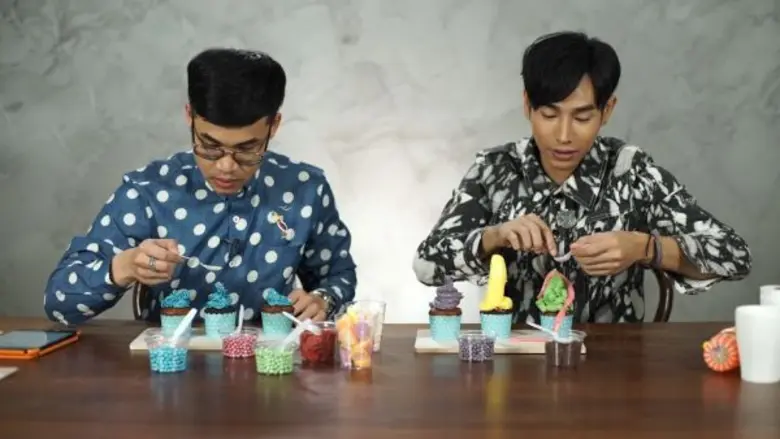 ทีวีไกด์: รายการ “Loukgolf's English Room” “เป๊ก ผลิตโชค” ชวน “ครูลูกกอล์ฟ” โชว์ฝีมือแต่งหน้าCupcake