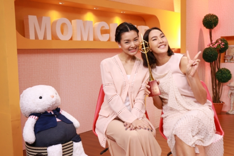 แม่ตุ๊ก – แม่แอม เป็นปลื้ม MOM CLUB คว้ารางวัลรายการสตรีดีเด่น