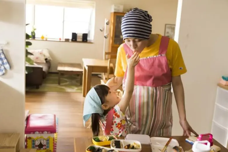 เอมินะ อากะมัตสึ เด็กน้อยวัย 4 ขวบ น้ำตาสั่งได้ ชนะออดิชั่นเด็ก 800 คน รับบทนำประกบ เรียวโกะ ฮิโรสึเอะ ใน Hana’s Miso soup มิโซะซุปของฮานะจัง