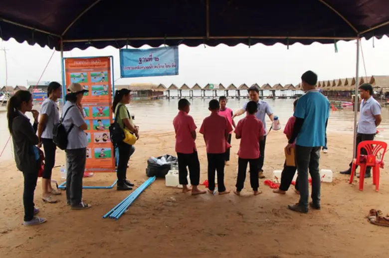 สคร.10 อุบลฯ รณรงค์ป้องกันเด็กจมน้ำที่ หาดพัทยาน้อย