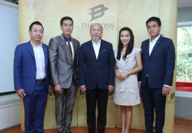 ดร.วิสุทธิ วิทยฐานกรณ์ (กลาง) นายกสมาคมเด...