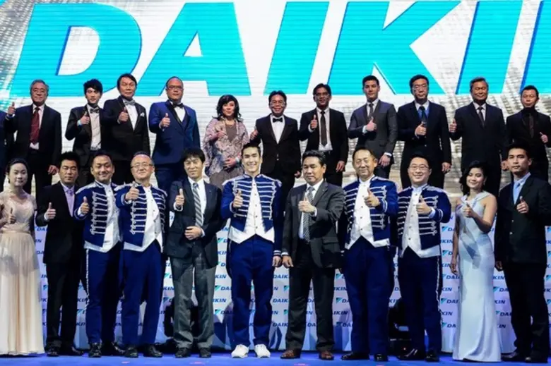 เมื่อเร็วๆ นี้ นายทากาโยชิ มิกิ (แถวแรก ท...