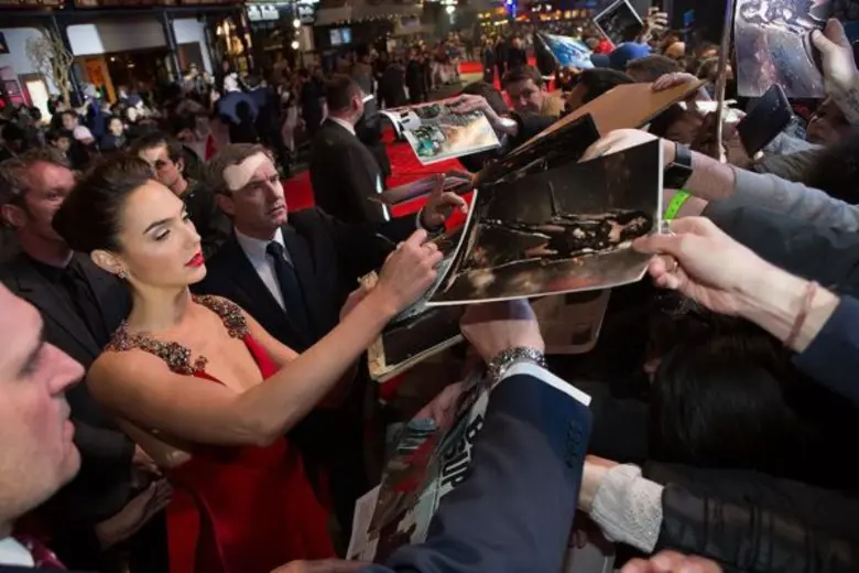 พรีเมียร์ Batman v Superman: Dawn of Justice ที่ลอนดอน แฟนคลับแห่ให้กำลังใจคับคั่ง