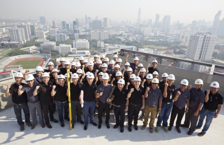 คุณชานนท์ เรืองกฤตยา (ที่ 6 จากซ้าย) ประธ...