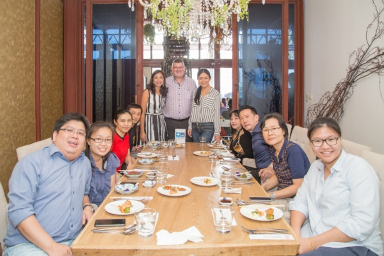 ม.ร เดวิด โครูนิช ประธานกรรมการบริหาร พร้...