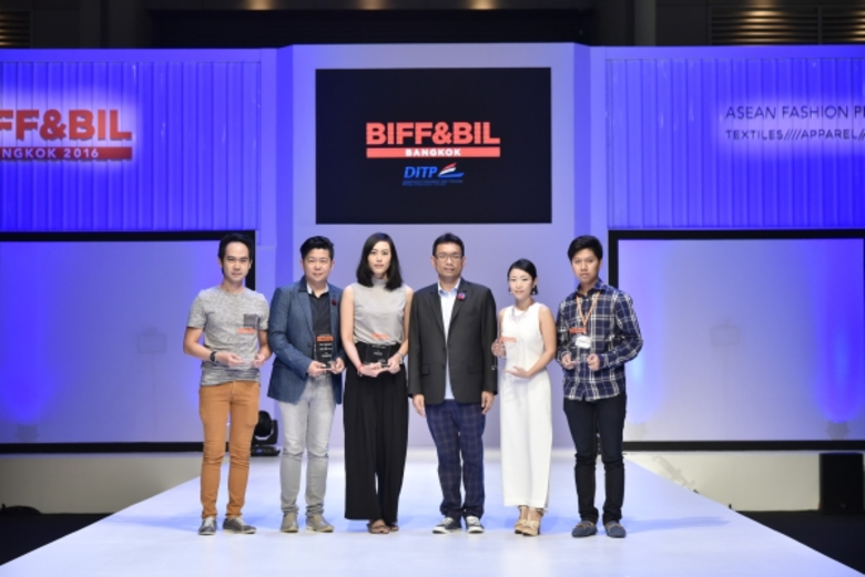 นายเอกฉัตร ศีตวรรัตน์ (ที่ 3 จากขวา) ผู้อ...