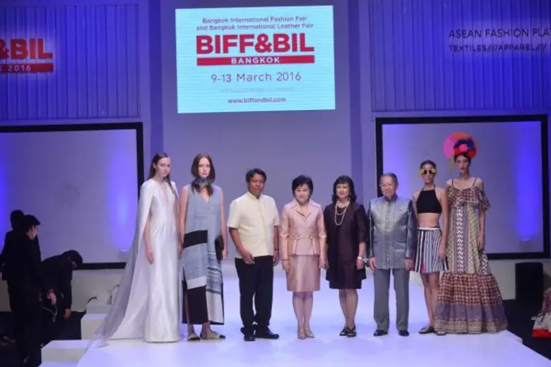 นางมาลี โชคล้ำเลิศ (ที่ 4 จากซ้าย) อธิบดี...