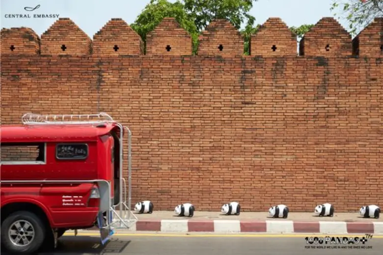 วันสุดท้ายของภารกิจแฟลชม็อบของเหล่าแพนด้า 1,600 ตัว  ณ ประตูท่าแพ จังหวัดเชียงใหม่“เซ็นทรัล เอ็มบาสซี” หนึ่งในย่าน “เซ็นทรัล แบงค็อก” ยกทัพแพนด้า 1,600 ตัว ออกเดินแฟลชม็อบวันสุดท้าย ณ ประตูท่าแพ จังหวัดเชียงใหม่