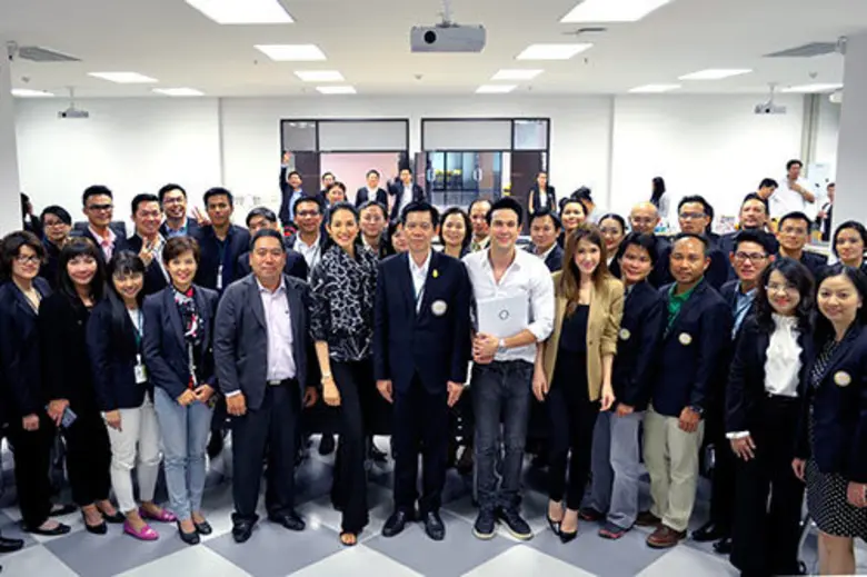 ดร.วิริยะ ลิขิตวงศ์ (กลาง) ผู้อำนวยการหลั...