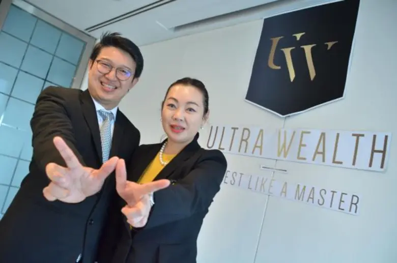 ดร.ชัยพัชร์ เลิศรักษ์ทวีกุล (ซ้าย) ประธาน...