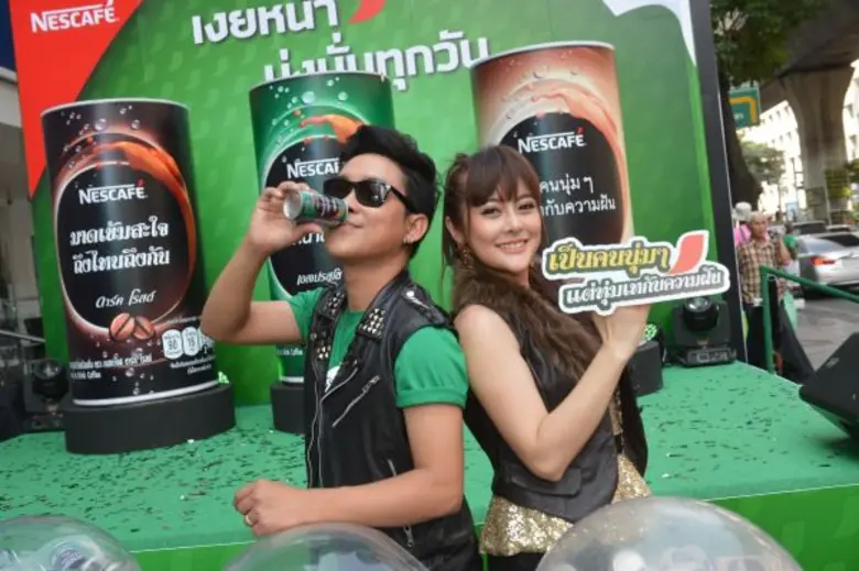 เทรนด์ใหม่ “โจ๊ก-เอิร์น” หยิบกระป๋องมาร้องเพลง เดินสายให้กำลังใจคนทำงาน ทำเอาถนนสีลมเต็มไปด้วยกำลังใจดีๆ เมื่อ “โจ๊ก” – กรภพ