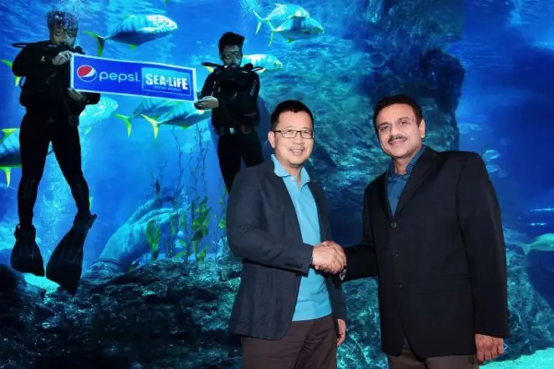 เมื่อเร็วๆ นี้ นายจา-กรูท โคเตชา (ขวา) กร...