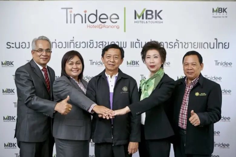 นางสาวอาทร วนาสันตกุล (ที่ 2 จากขวา) รองกรรมการผู้จ...