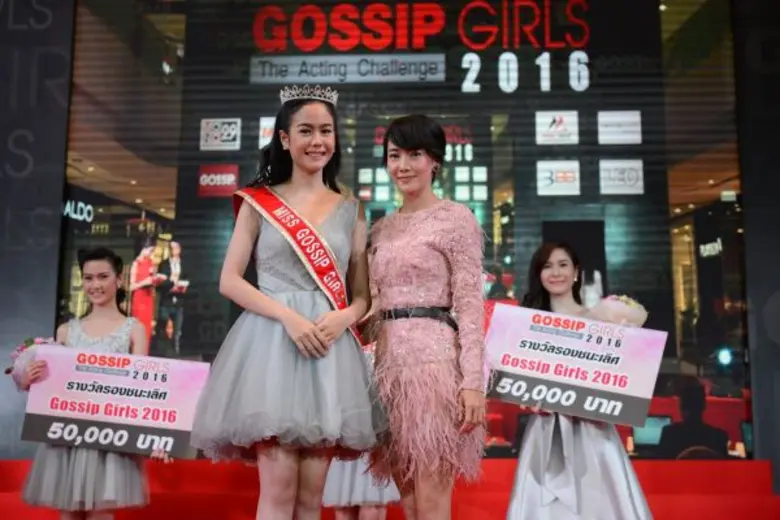 “นุ่น วรนุช” ร่วมลุ้น “บรู๊ค ดนุพร” ร่วมตัดสิน “Gossip Girls 2016 The Acting Challenge” “โมโนกรุ๊ป” ใจป้ำมอบเงินให้ “มูลนิธิสวัสดิการนักแสดงอาวุโส”