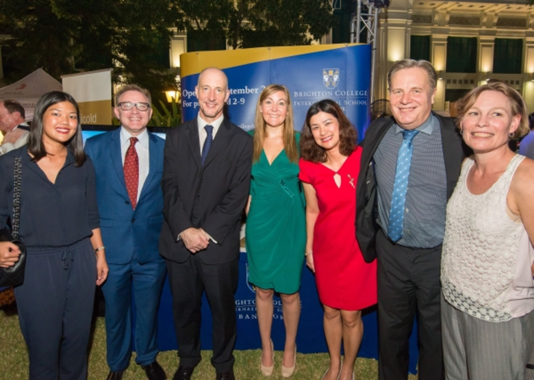 มาร์ค เคนท์ (ที่3 จากซ้าย), เอกอัครราชทูต...