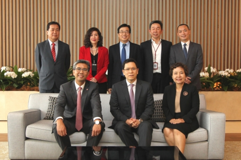 ดร.วิรไท สันติประภพ (นั่ง-กลาง) ผู้ว่าการ...