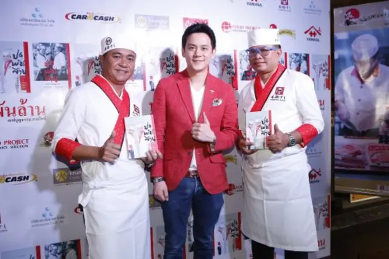   2 เชฟดัง จับมือเผยที่มาความสำเร็จ ฮอนโมโน ซูชิ (Honmono Sushi) ร้านอาหารญี่ปุ่น มูลค่าพันล้าน ลงพ็อกเก็ตบุ๊ค “ป.6 พันล้าน” กว่าจะเป็นตัวจริง เชฟบรรณฑูร เชฟบุญธรรม