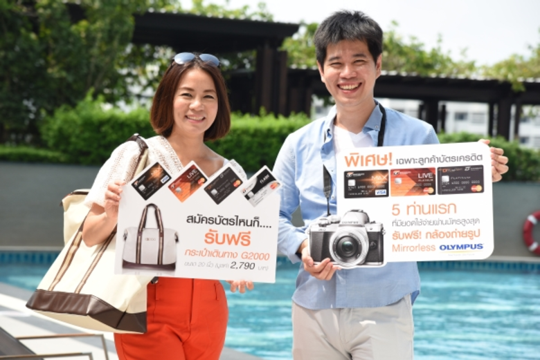 นางธีรนารถ พ่วงมหา (ซ้าย) ผู้อำนวยการอาวุ...