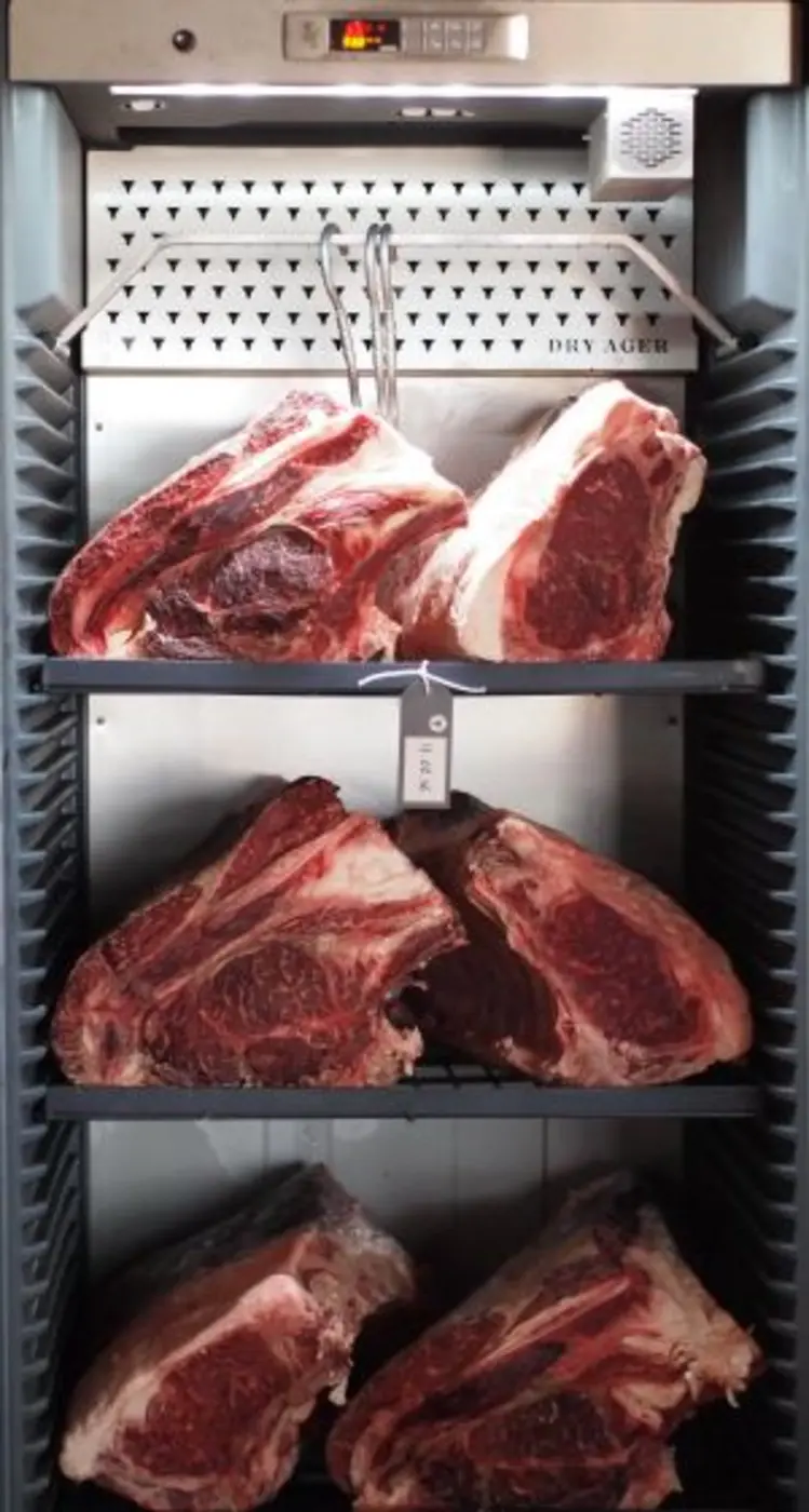 ห้องอาหารสการ์เล็ต บนชั้น 37 ของโรงแรมพูล...