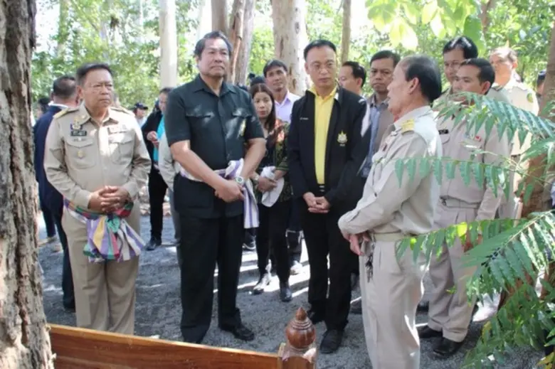 นายพลากร สุวรรณรัฐ องคมนตรี พร้อมด้วยนายด...