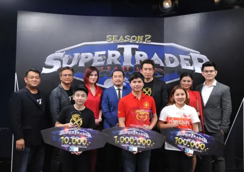 คุณกระทรวง จารุศิระ (คนที่ 3 จากขวา แถวหล...