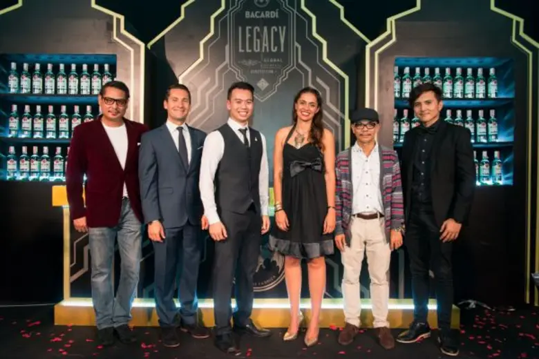 บาร์เทนเดอร์หนุ่มจากร้านเวอร์ติโก้ ทู คว้...