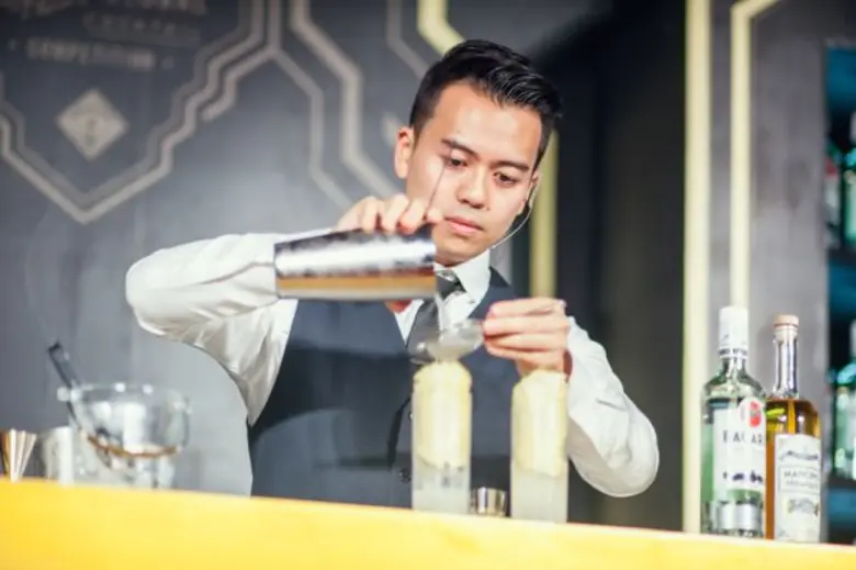 บาร์เทนเดอร์หนุ่มจากร้านเวอร์ติโก้ ทู คว้าแชมป์ บาคาร์ดี เลกาซี่ ค็อกเทล คอมเพททิชั่น 2016 ไทยแลนด์ แกรนด์ ไฟนอล