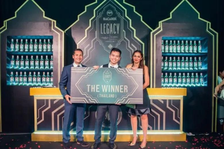 บาร์เทนเดอร์หนุ่มจากร้านเวอร์ติโก้ ทู คว้าแชมป์ บาคาร์ดี เลกาซี่ ค็อกเทล คอมเพททิชั่น 2016 ไทยแลนด์ แกรนด์ ไฟนอล