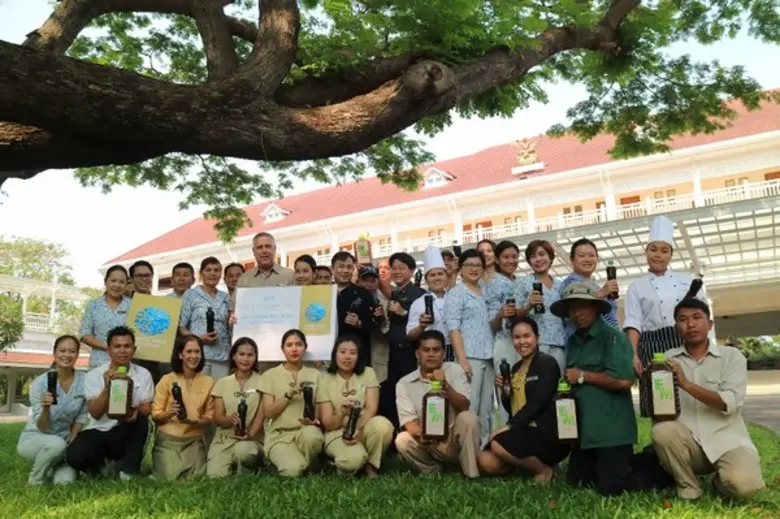 ปีเตอร์ นีลสัน (ที่ 6 จากซ้าย) ผู้จัดการท...