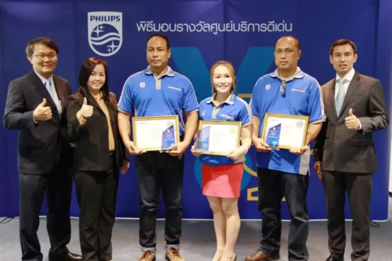 (ซ้าย) คุณวิโรจน์ วิทยาเวโรจน์ ประธานและก...