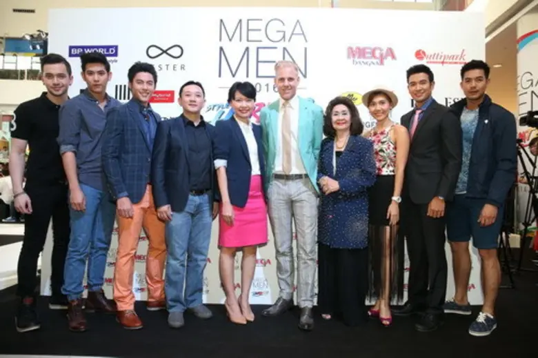 คริสเตียน โอลอฟสัน (ที่ห้าจากขวา) กรรมการ...