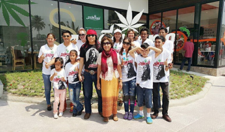 "คฑาวุธ ทองไทย" หรือ "อาจารย์ไข่ มาลีฮวนน...