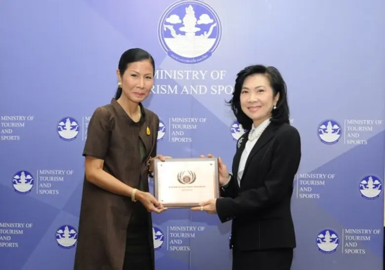 ฯพณฯ กอบกาญจน์ สุริยสัตย์ วัฒนวรางกูร (ซ้...