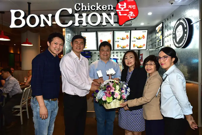 สุปราณี คงสมปรี (ที่ 3 จากขวา) ผู้อำนวยกา...