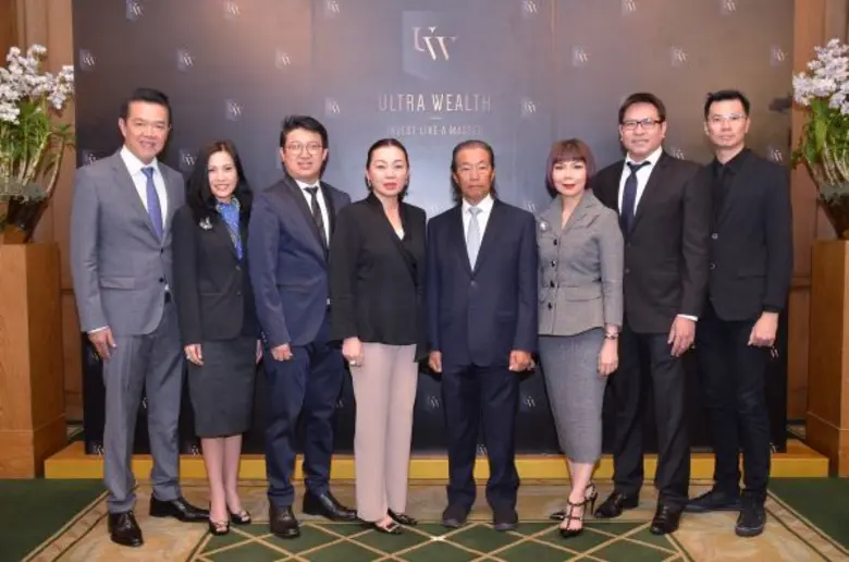 ปิยะมาน เตชะไพบูลย์ (ที่ 4 จากซ้าย) นายกส...