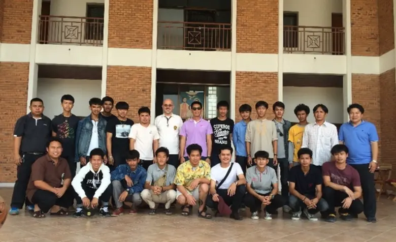 คุณสรศักดิ์ คันธวงศ์ (ที่ 8 จากซ้าย) ผู้จ...