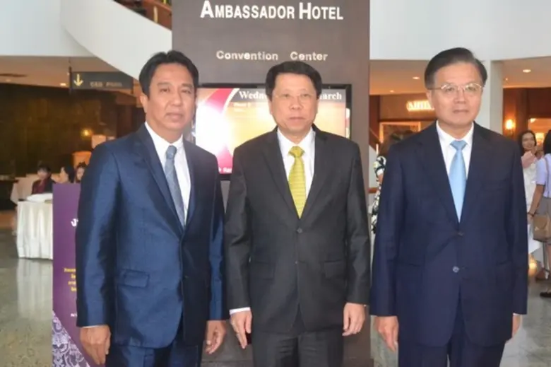 นายแพทย์ธีระเกียรติ เจริญเศรษฐศิลป์ รัฐมน...