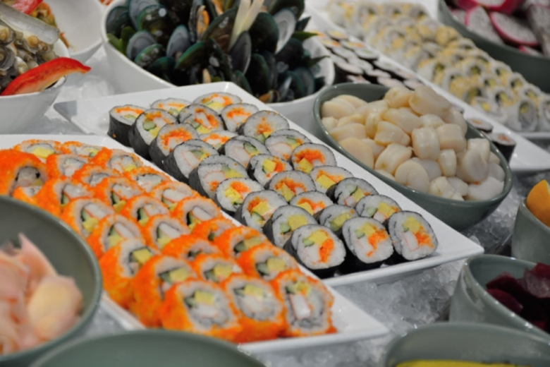 เต็มอิ่มพร้อมหน้าตลอดเทศกาลสงกรานต์กับบุฟเฟ่ต์ซีฟู้ด ณ ห้องอาหารคาเฟ่ จี โรงแรมฮอลิเดย์ อินน์ กรุงเทพฯ