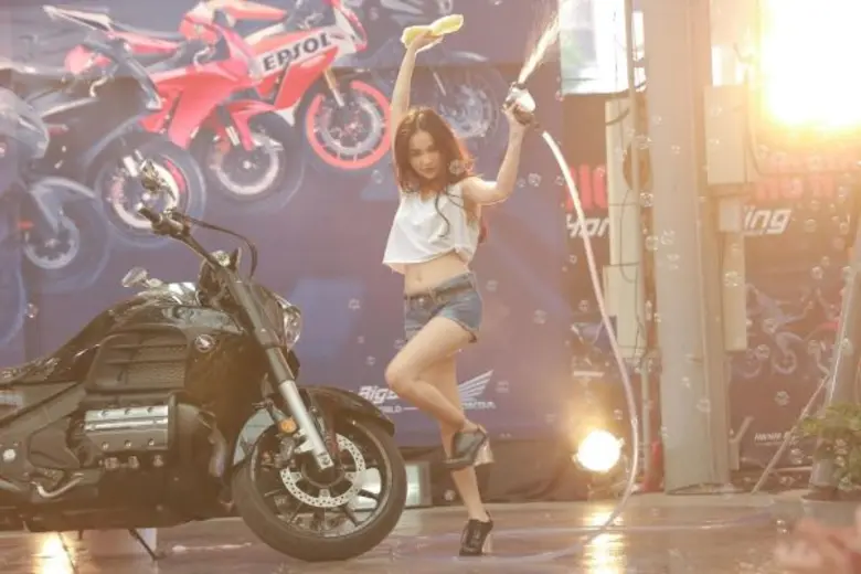 'กิ๊บซี่’ จัดหนัก!! โชว์ล้างรถ สุดเซ็กซี่!!