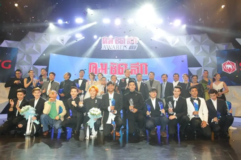 อำพลฟูดส์ ร่วมมอบรางวัล คมชัดลึกอวอร์ด คร...