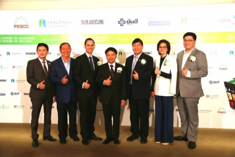 นายนพเดช กรรณสูต (ที่ 3 จากซ้าย) รองกรรมก...