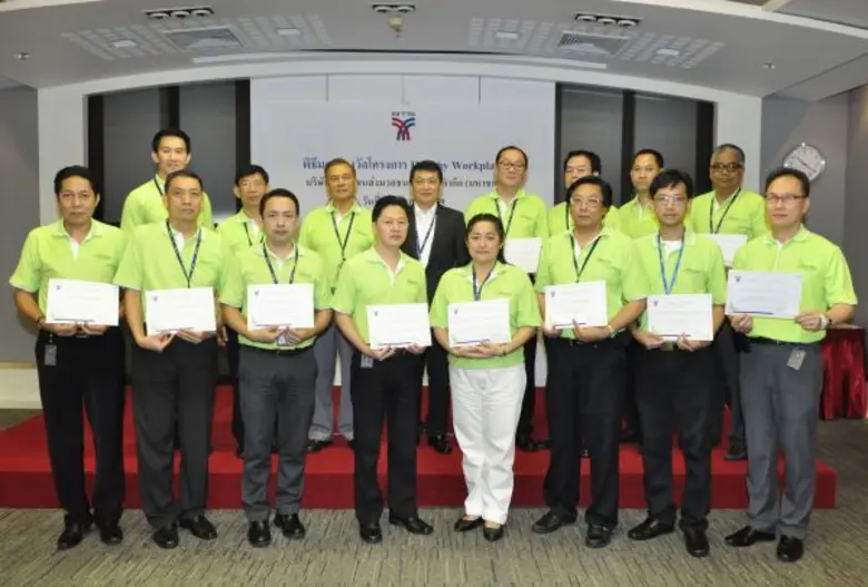 นายสุรพงษ์ เลาหะอัญญา ( 4 ซ้ายแถวหลัง) กร...