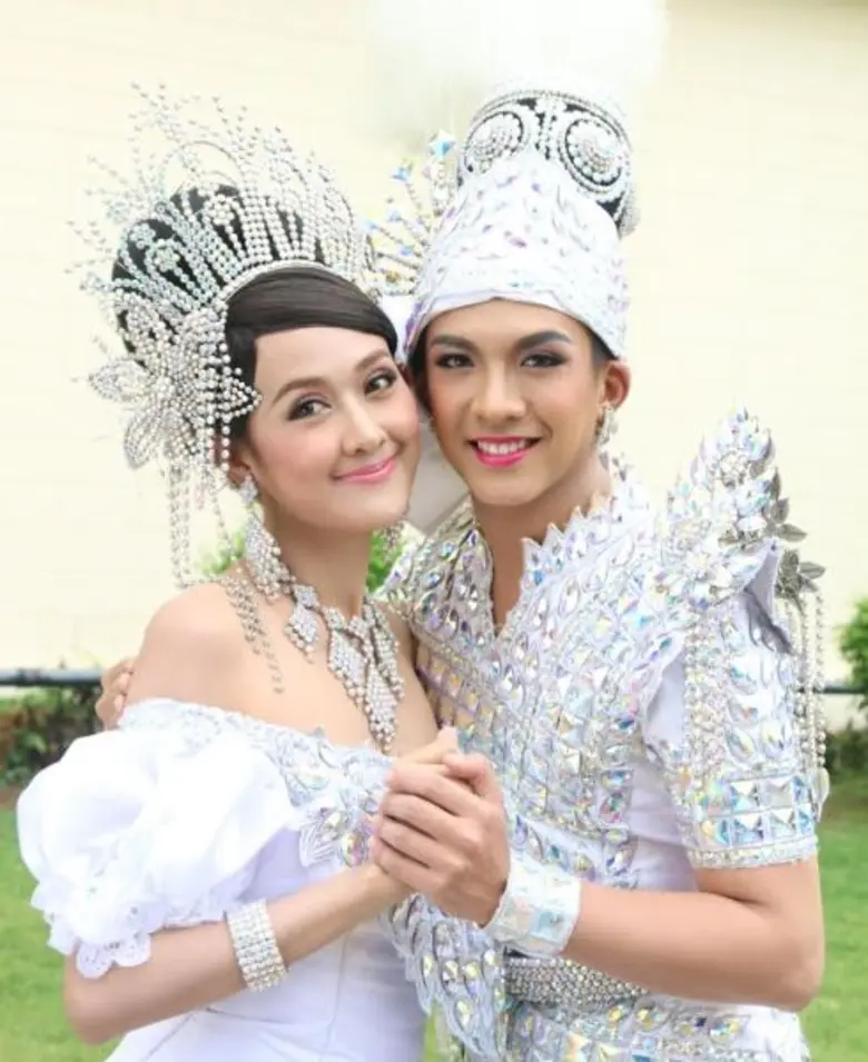 “นก – จริยา” ผู้จัดคนเก่ง ควง “มิ้น ชาลิดา” และ “ท็อป จรณ” นำทีมนักแสดงร่วมบวงสรวงละคร “รักหลงโรง”