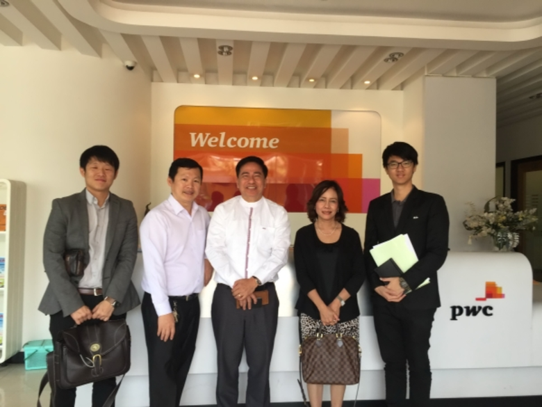 คุณสมภพ ศักดิ์พันธ์พนม ประธานกรรมการ(กลาง...