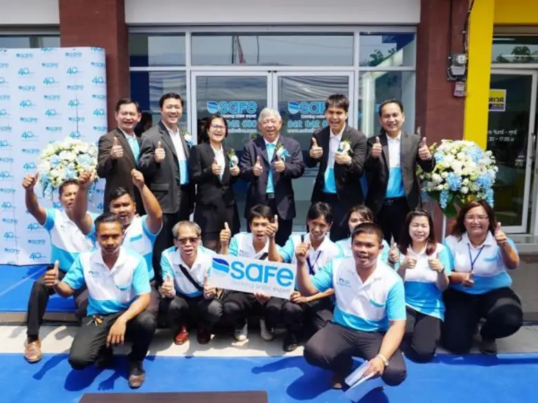 คุณวิรัช วงศ์นิรันดร์ ( ยืนที่ 4 จากซ้าย)...