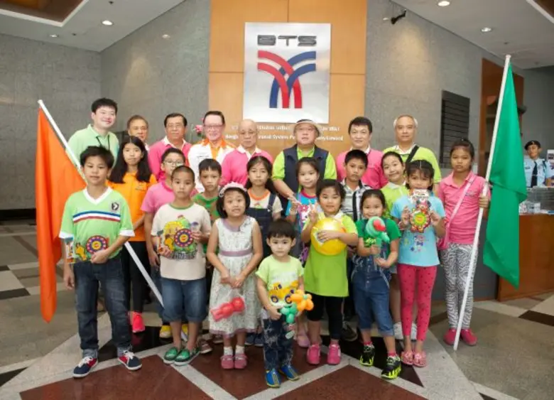 นายคีรี กาญจนพาสน์ ( 3 ขวา ) ประธานกรรมกา...