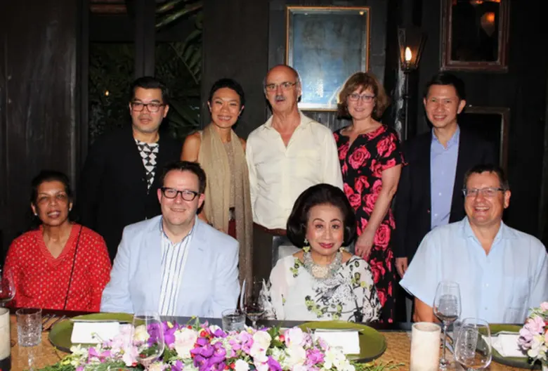 กมลา สุโกศล (นั่งที่ 3 ซ้าย) ประธานกรรมกา...