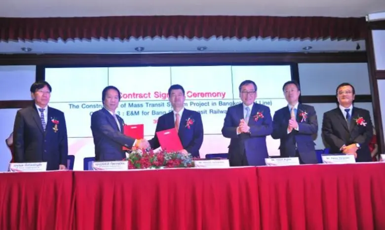 นายวุฒิชาติ กัลยาณมิตร (ที่ 2 จากซ้าย) ผู...