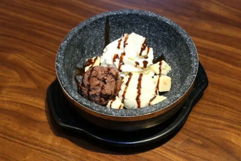 ชื่นใจคลายร้อนกับ 4 เมนู “สโตนไอศครีม” ให้คุณสนุกคลุกมัน ที่ร้านสึโบฮาจิ