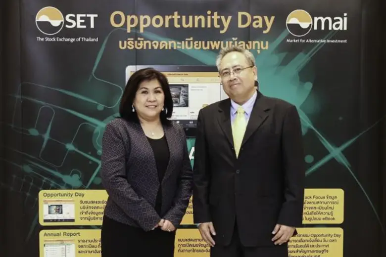 นางสาวศิริวรรณ สุกัญจนศิริ (ซ้าย) กรรมการ...